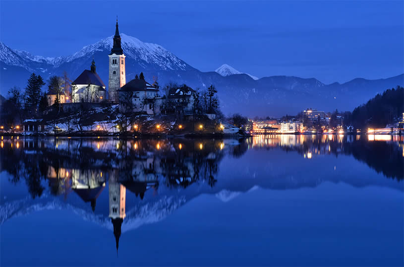 Illustration for article titled 8 Unbelievably Beautiful Cityscapes and Their Reflections